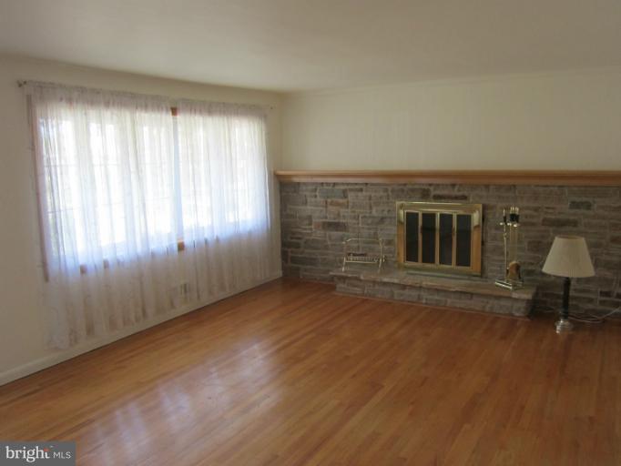 1204 Berkwood Road Baltimore, MD 21237 - Photo 20 of 28 Living Room