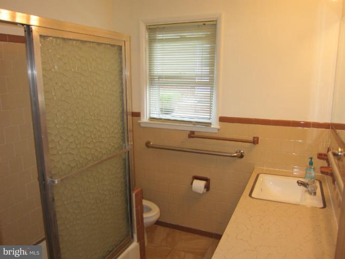 1204 Berkwood Road Baltimore, MD 21237 - Photo 6 of 28 Bath