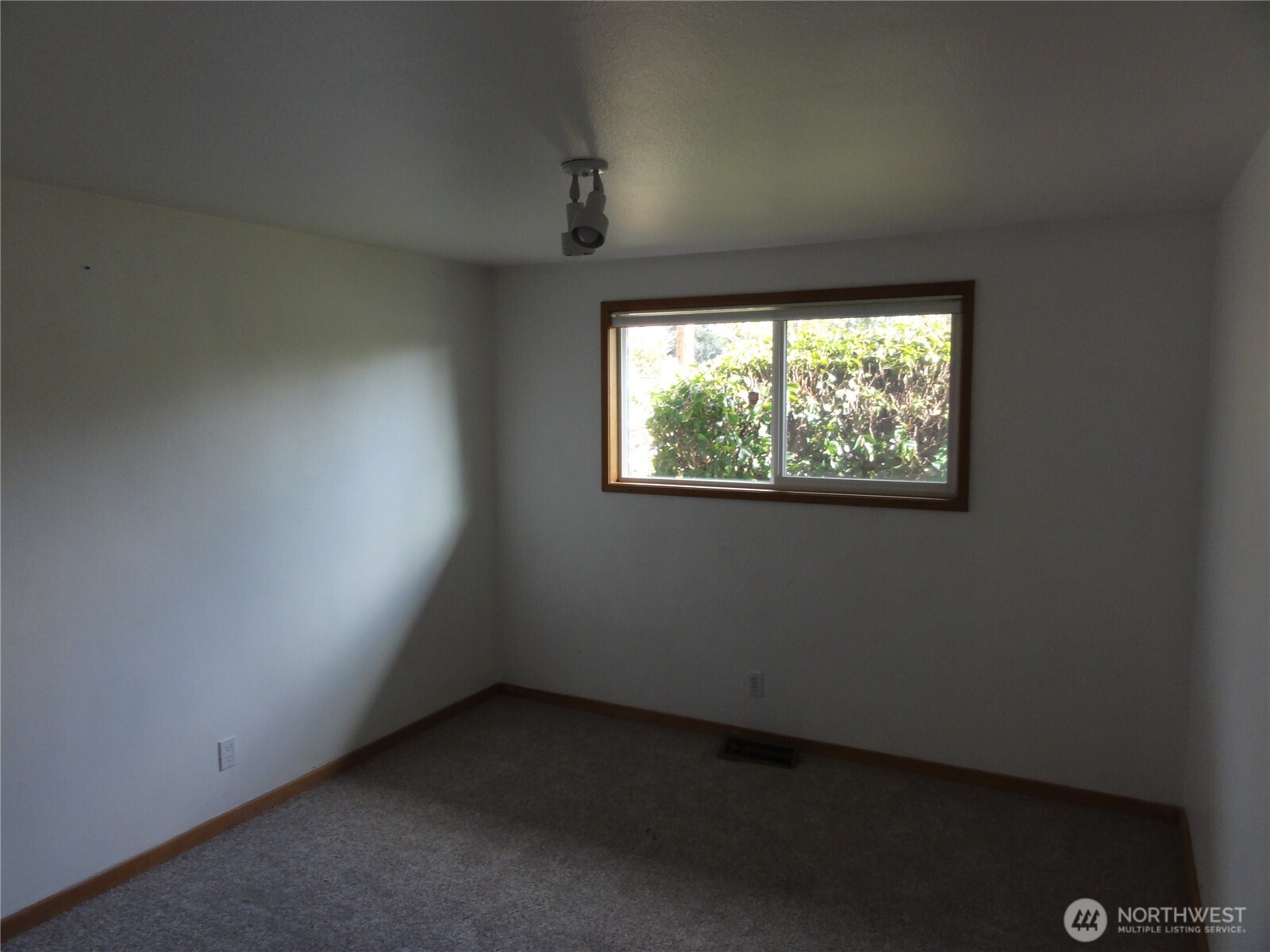 28821 18th Avenue South Federal Way, WA 98003 - Photo 10 of 14 an empty room with a window