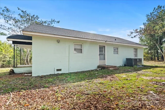 a view of a house with backyard