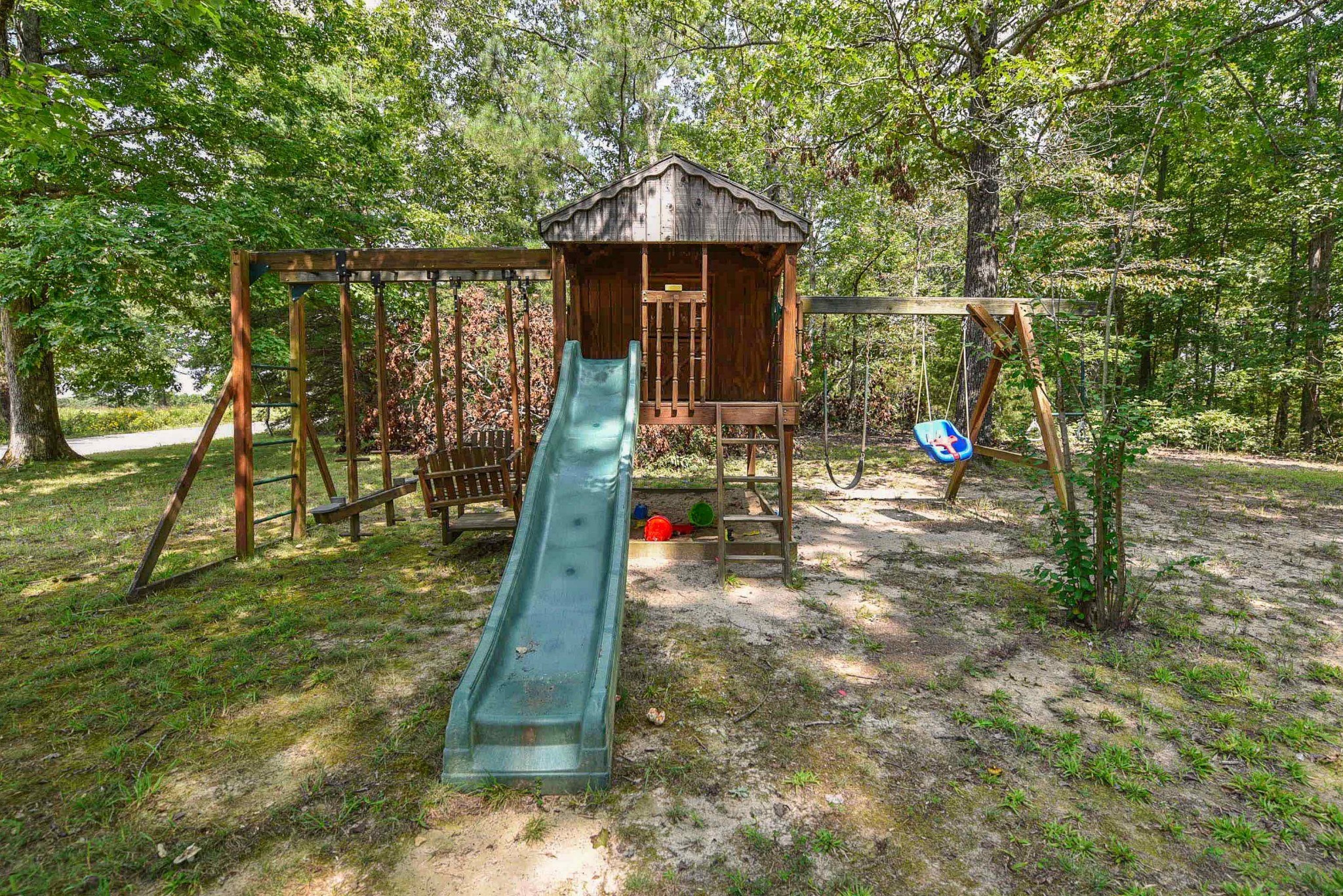 2001 West Tennessee City Road Dickson, TN 37055 - Photo 16 of 24 a house view with a garden space