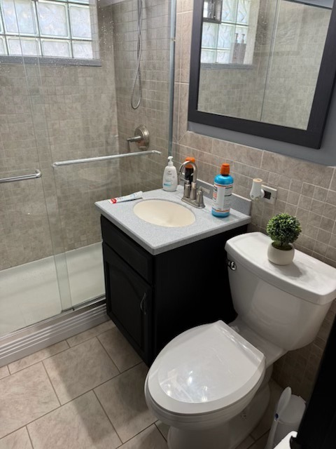 316 Mohawk Street Park Forest, IL 60466 - Photo 13 of 26 a bathroom with a toilet sink and mirror