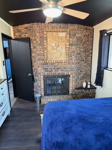 316 Mohawk Street Park Forest, IL 60466 - Photo 14 of 26 a room with a fireplace and a flat screen tv