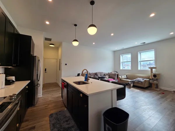 $3,595 | 621 West Belmont Avenue, Unit 405, Chicago, IL 60657