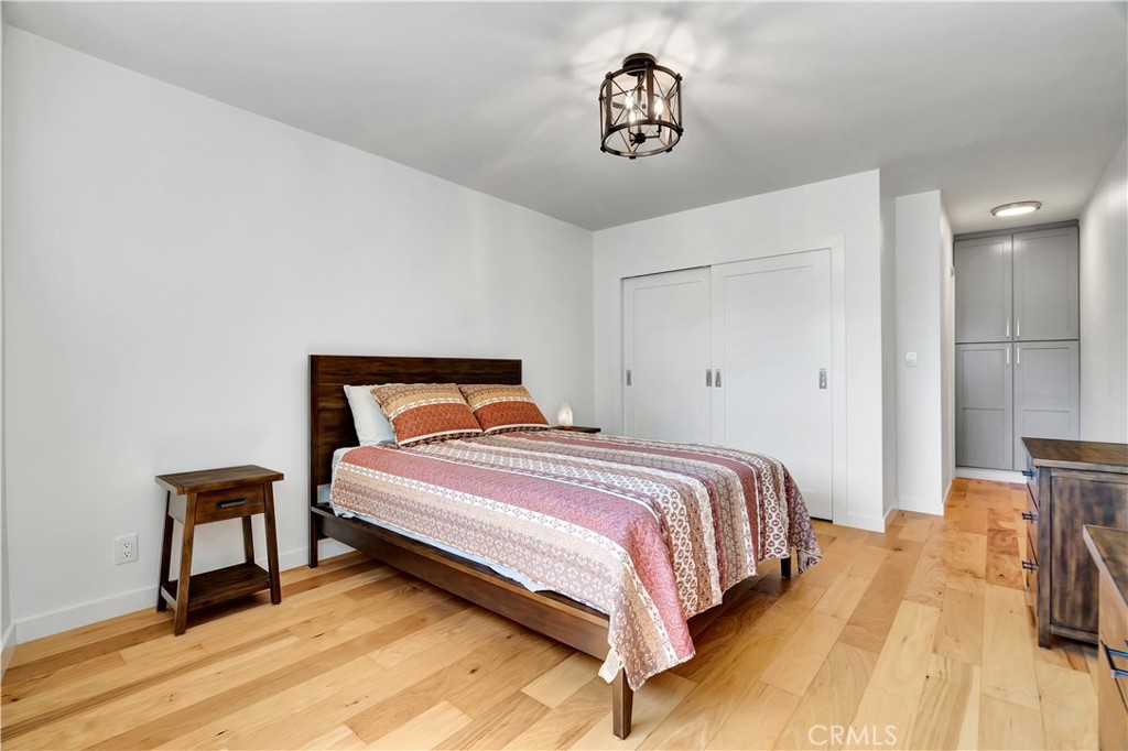 8710 Delgany Avenue, Unit 17 Playa del Rey, CA 90293 - Photo 20 of 36 a bedroom with a bed and a desk