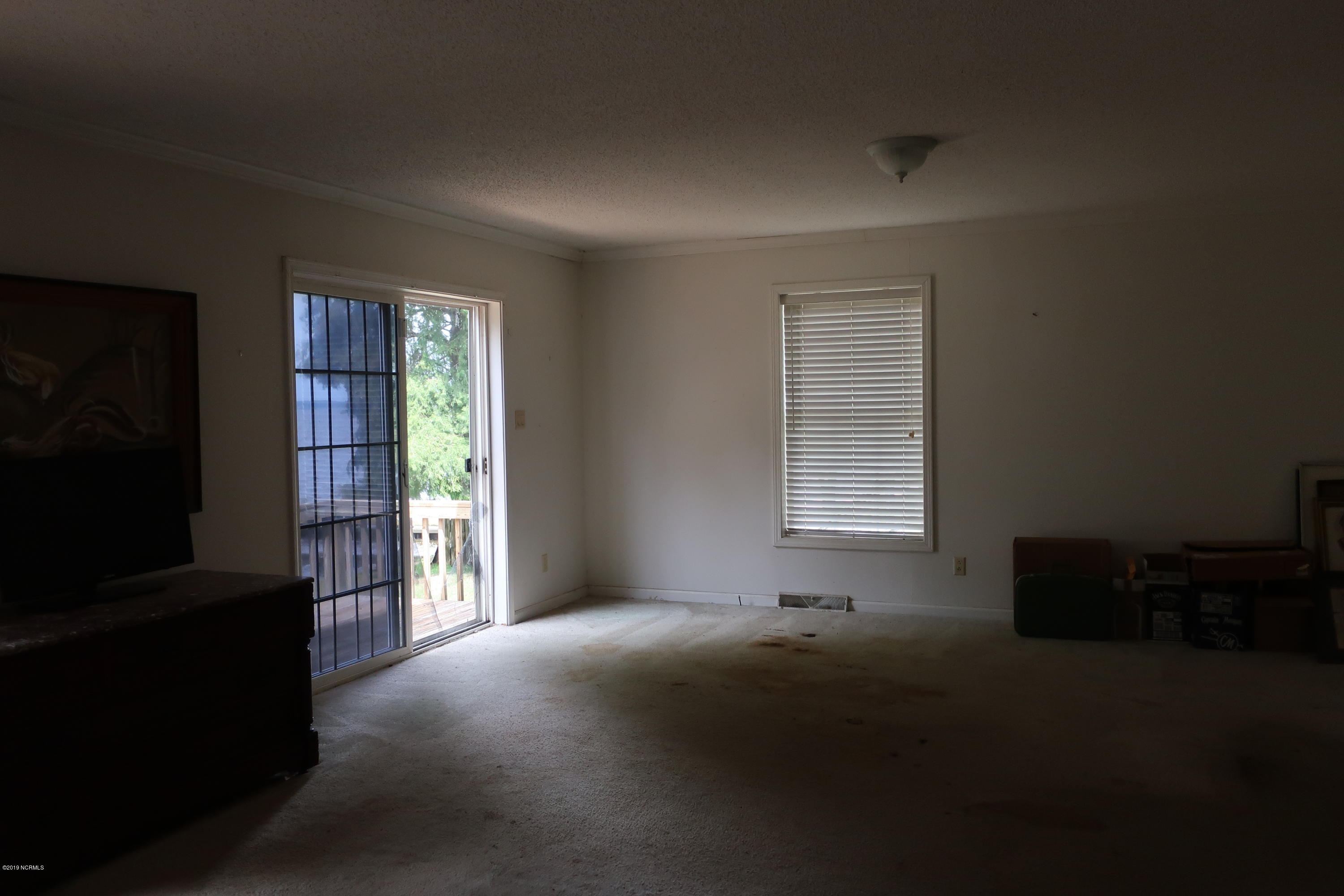 1091 Swan Point Reef Road Washington, NC 27889 - Photo 3 of 11 003 Swan Point living room