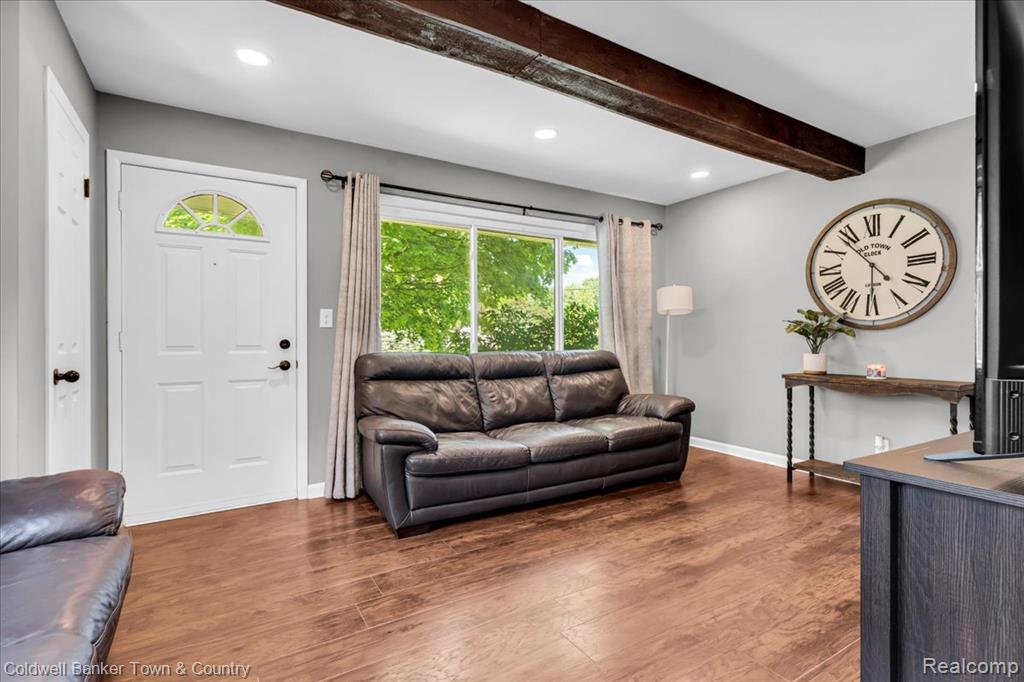 355 Rivard Boulevard Waterford, MI 48327 - Photo 8 of 43