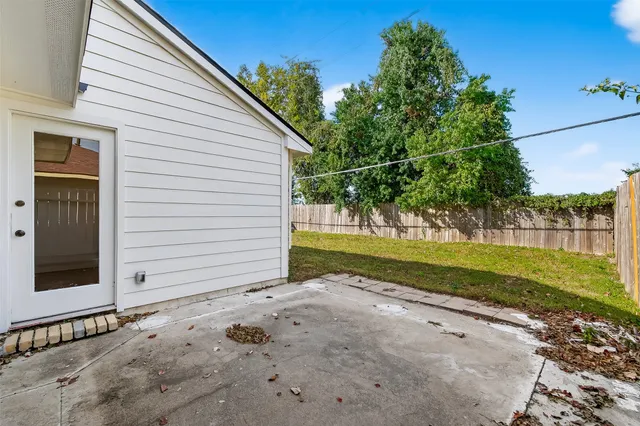 a view of a house with backyard and garden