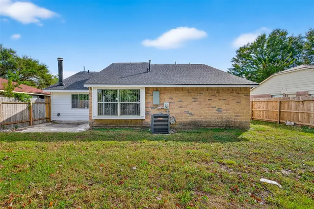 a view of a house with backyard