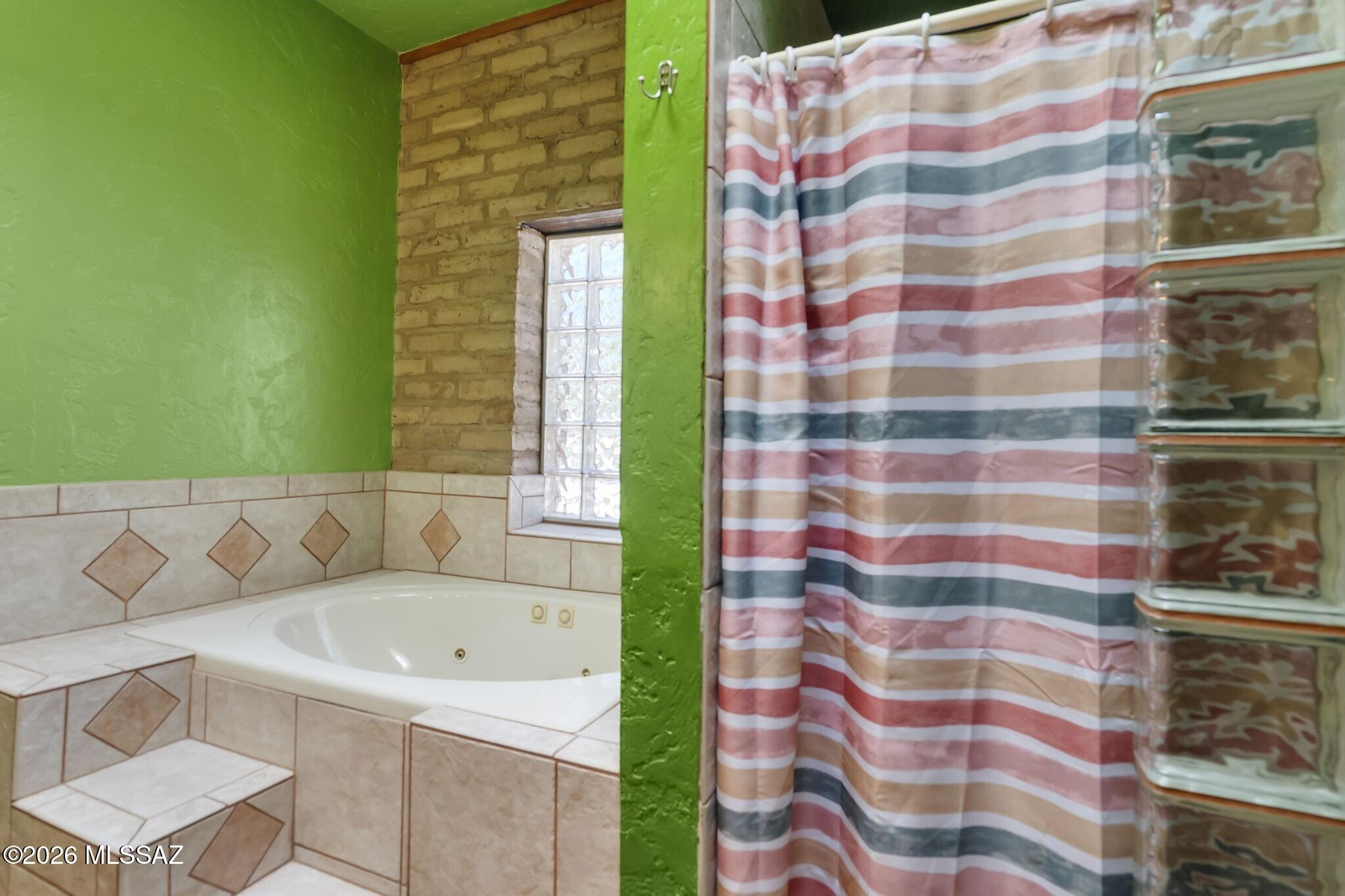 5216 West Arivaca Road Amado, AZ 85645 - Photo 20 of 50 Primary Soaking Tub
