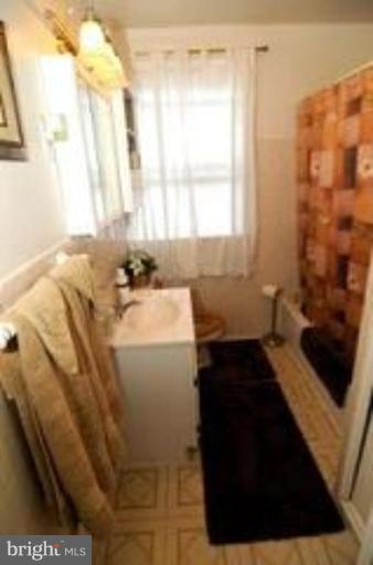 1803 Heathfield Road Baltimore, MD 21239 - Photo 2 of 11 Bath #1