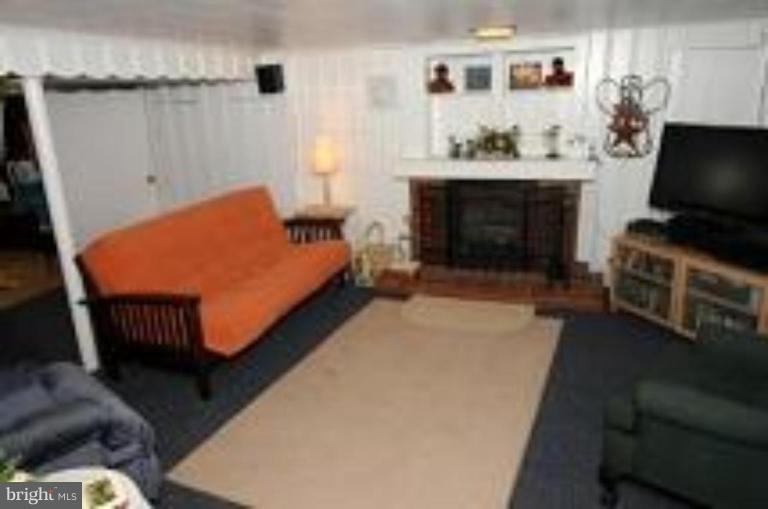 1803 Heathfield Road Baltimore, MD 21239 - Photo 7 of 11 Family Room
