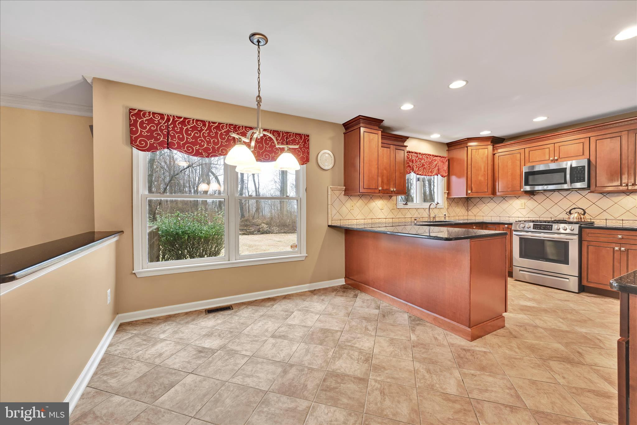 213 Beatrice Lane Aston, PA 19014 - Photo 14 of 45 Dining Area