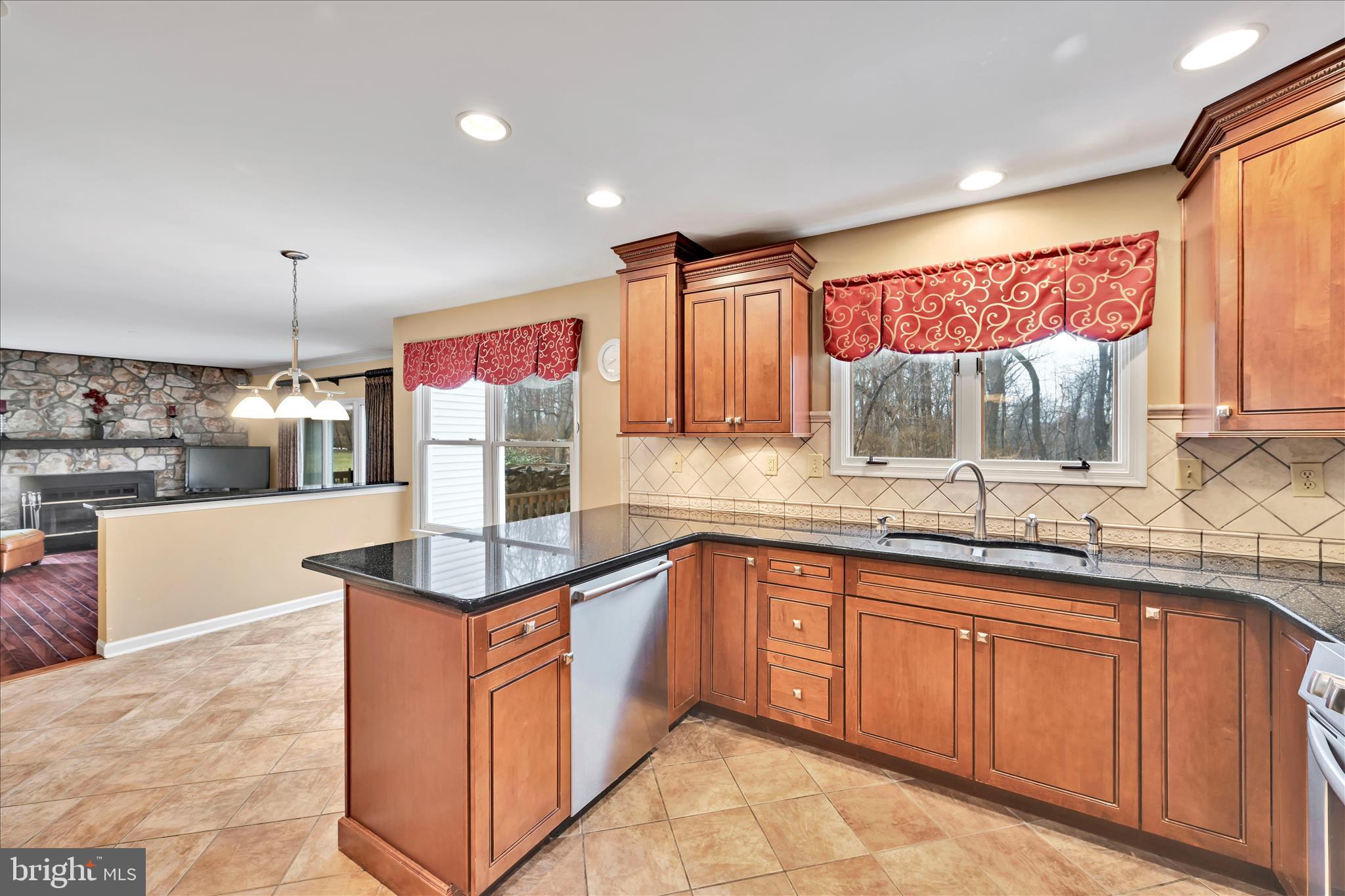 213 Beatrice Lane Aston, PA 19014 - Photo 17 of 45 Kitchen
