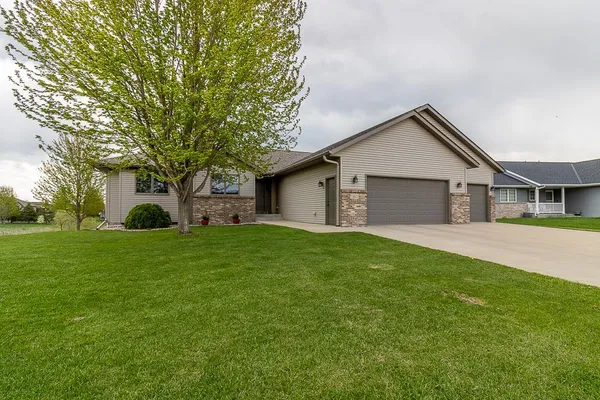$565,000 | 201 Pebble Creek Drive, Mankato, MN 56001