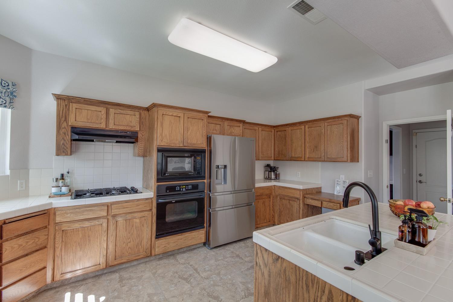 122 North Helm Avenue Clovis, CA 93612 - Photo 11 of 53