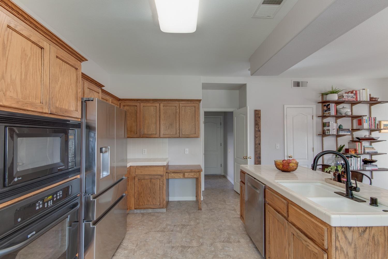 122 North Helm Avenue Clovis, CA 93612 - Photo 12 of 53