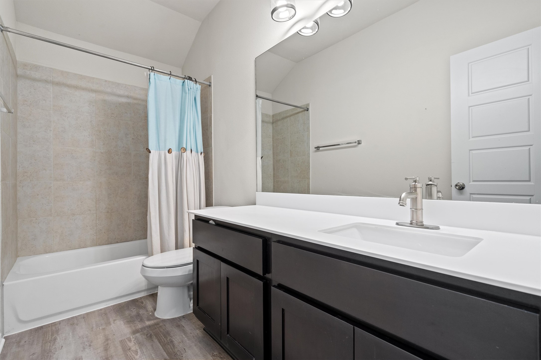 729 Coltrane Drive Pflugerville, TX 78660 - Photo 17 of 20 Upstairs full bathroom