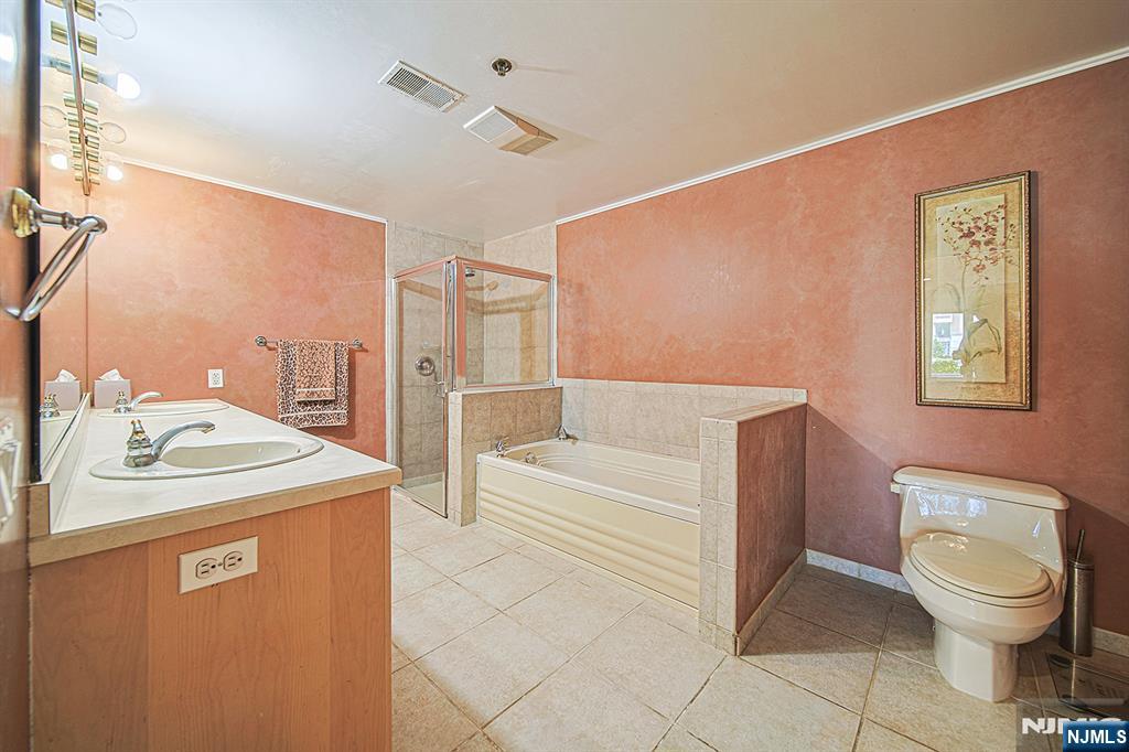 306 Smith Court, Unit R306 Edgewater, NJ 07020 - Photo 18 of 33
