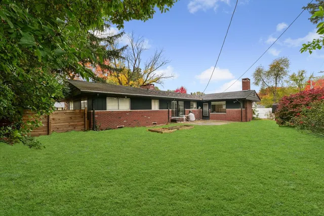 a view of a house with a yard