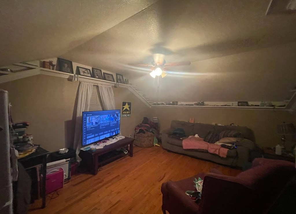 799 Hunter Cove Road Allons, TN 38541 - Photo 29 of 32 a living room with furniture and a flat screen tv