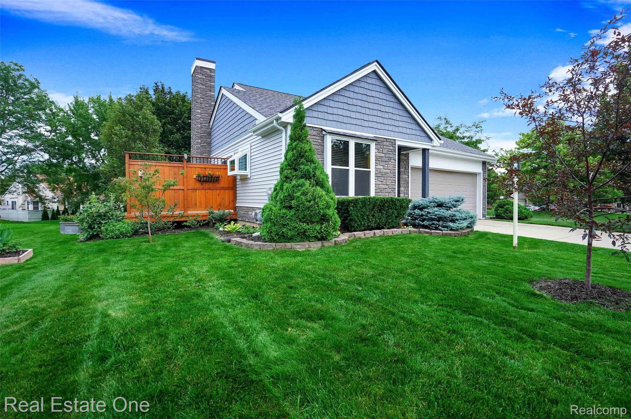 1645 Fielding Drive Rochester, MI 48307 - Photo 2 of 32 DSC04348.jpg