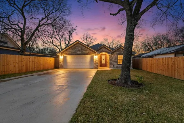 $320,000 | 1006 West Brown Street, Ennis, TX 75119