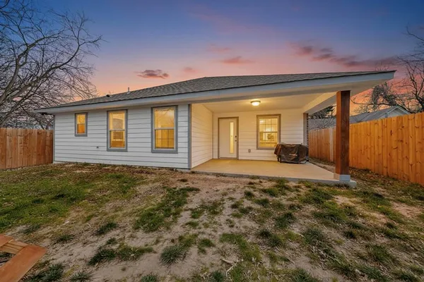 a view of a house with a backyard