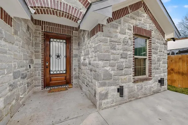 a view of entryway with a front door