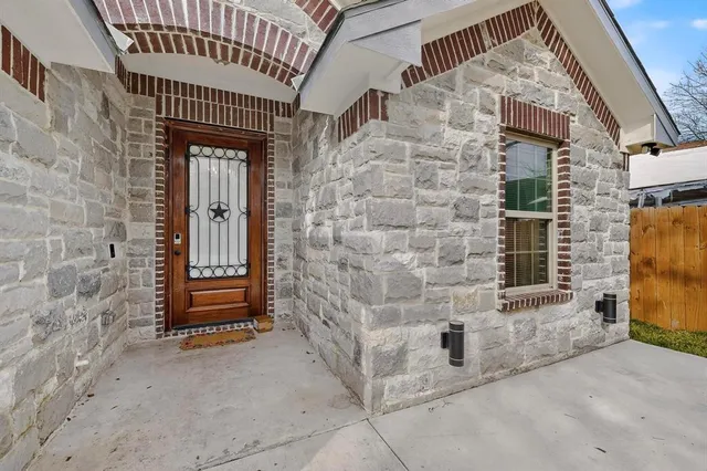 a view of entryway with a front door