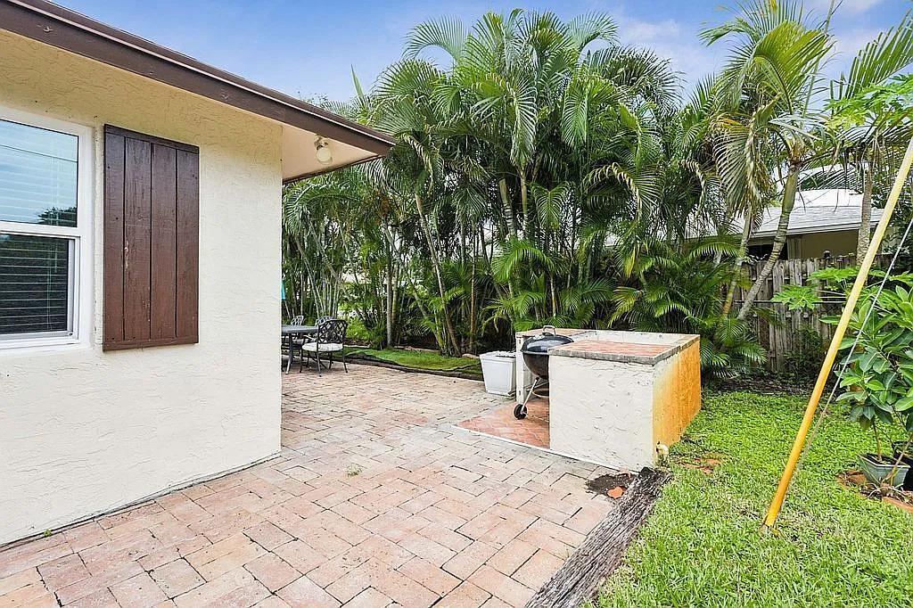307 West Riverside Drive Jupiter, FL 33469 - Photo 14 of 47 image_14