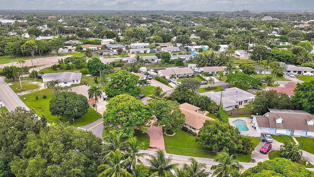 307 West Riverside Drive Jupiter, FL 33469 - Photo 6 of 47 image_6