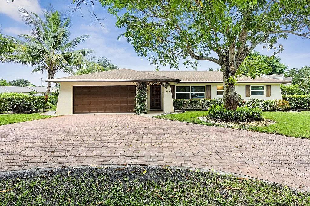 307 West Riverside Drive Jupiter, FL 33469 - Photo 9 of 47 image_9
