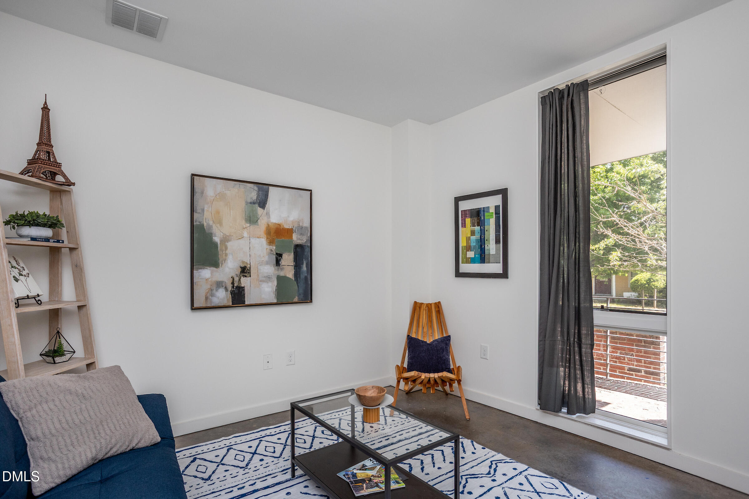 536 South Person Street Raleigh, NC 27601 - Photo 6 of 31 a living room with furniture and a window