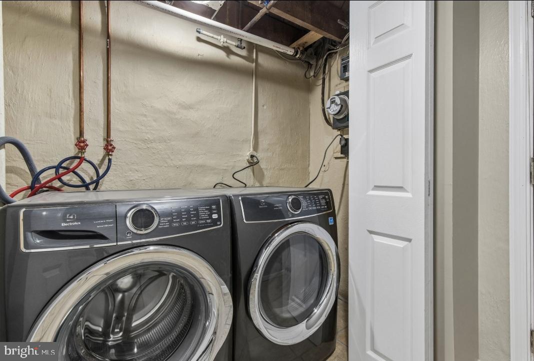 5102 Plymouth Road Baltimore, MD 21214 - Photo 24 of 32 a utility room with dryer and washer
