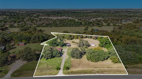 an aerial view of a yard