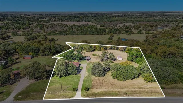 an aerial view of a yard