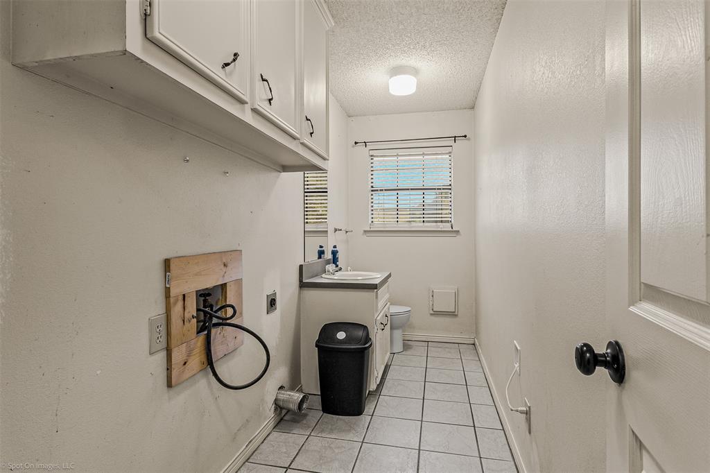 9510 South State Highway Scurry, TX 75158 - Photo 10 of 26 a bathroom with a sink a toilet and a mirror