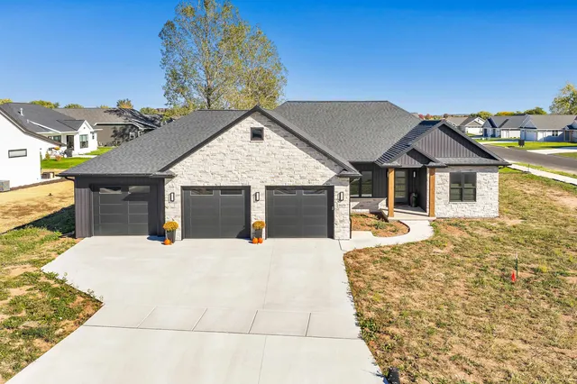 $649,900 | 3629 West Hank Avenue, De Pere, WI 54115