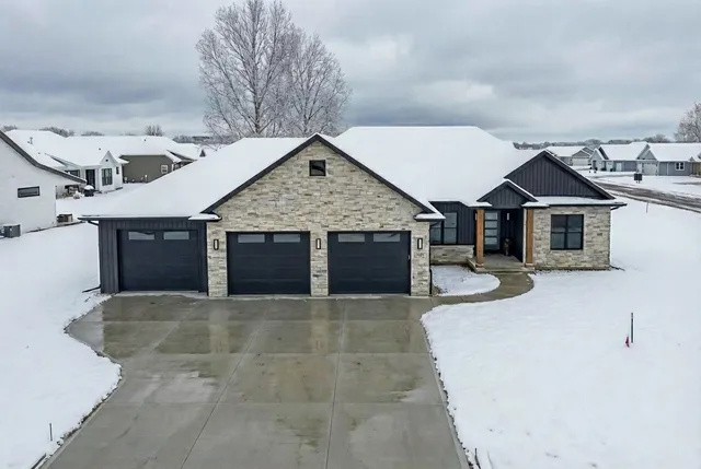 $639,900 | 3629 West Hank Avenue, De Pere, WI 54115