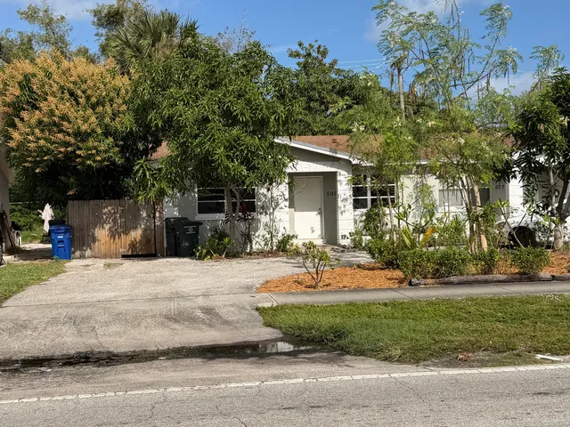 $1,900 | 507 Silver Beach Road, Unit 506, Lake Park, FL 33403