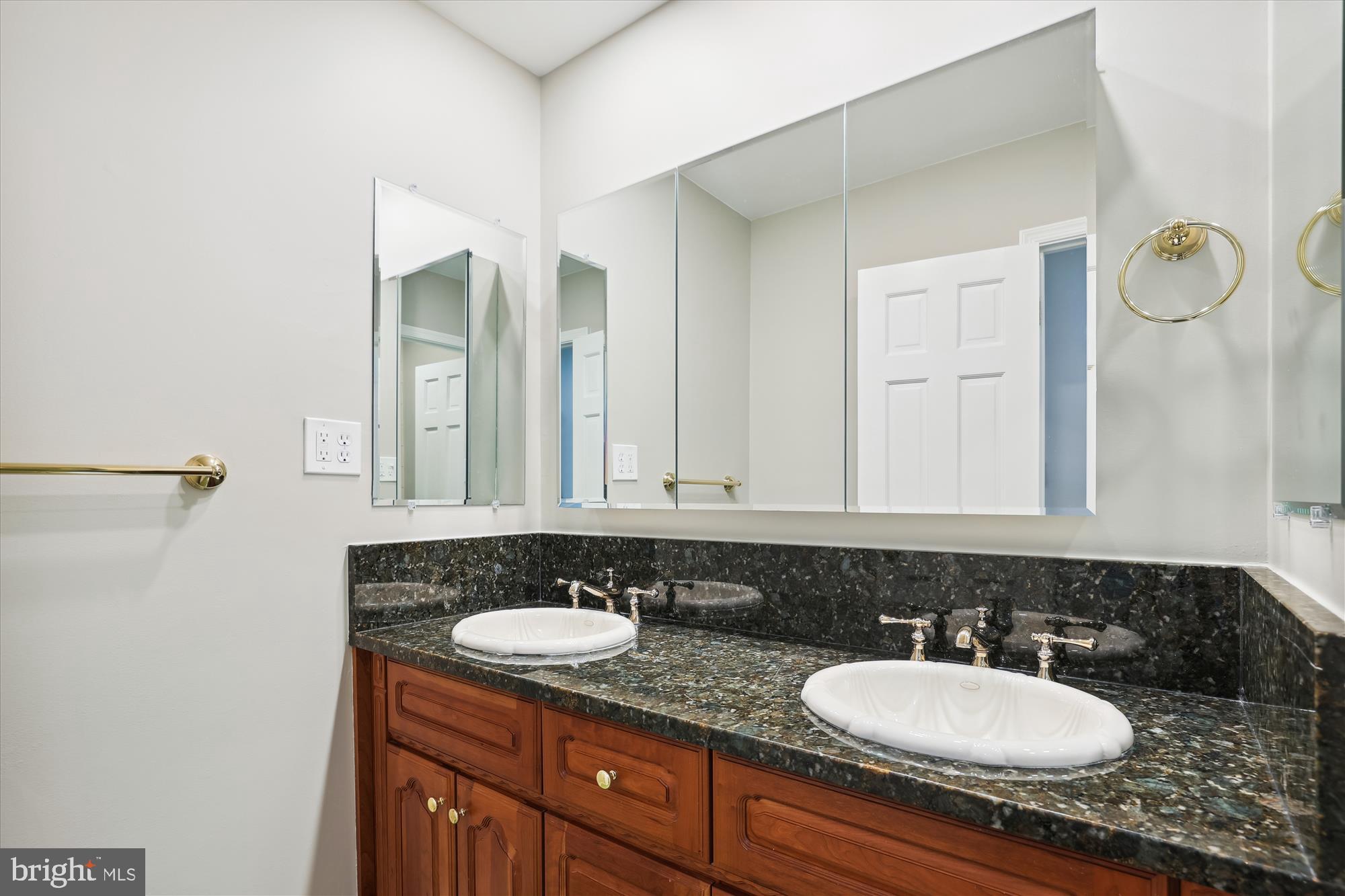 11805 Blue Spruce Road Reston, VA 20191 - Photo 24 of 48 Hall Bathroom, Bedroom Level