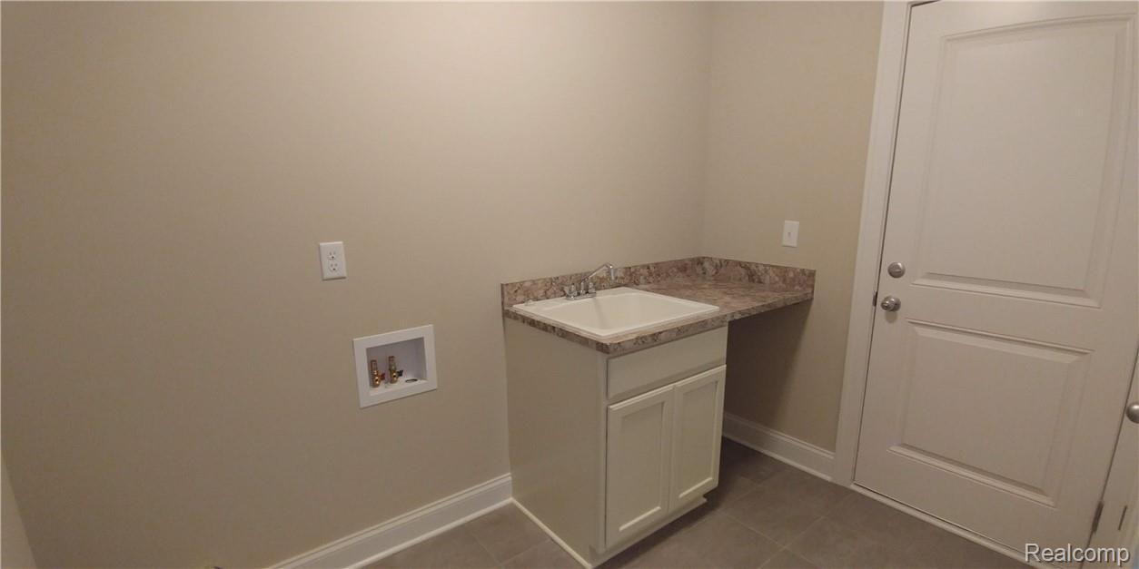 461 Hosta, Unit 81 Howell, MI 48843 - Photo 9 of 18 20180912_122848.JPG