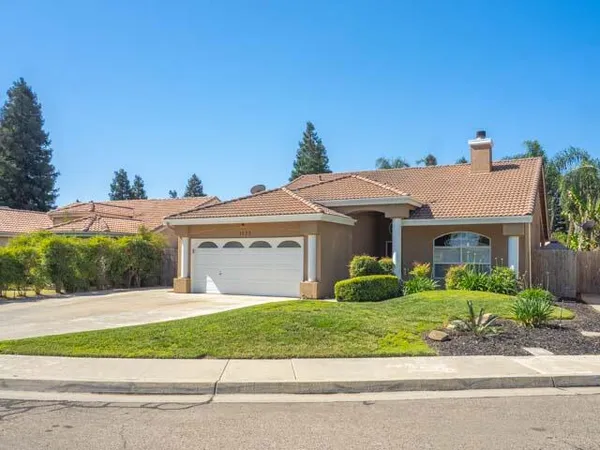 $399,900 | 1523 East Monte Vista Court, Visalia, CA 93292