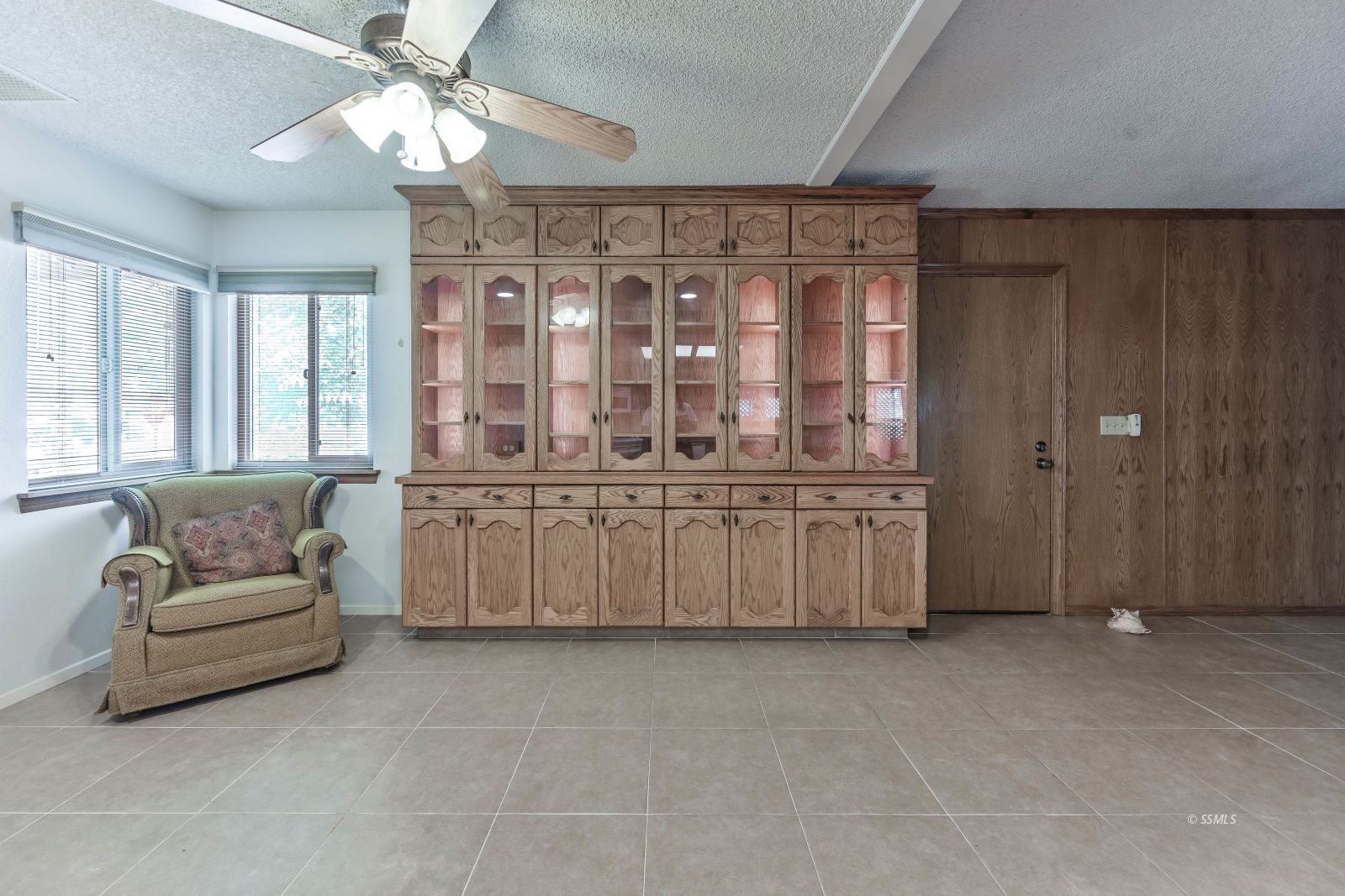 601 South Silver Ridge Street Ridgecrest, CA 93555 - Photo 11 of 34 a large room with a large window and chandelier