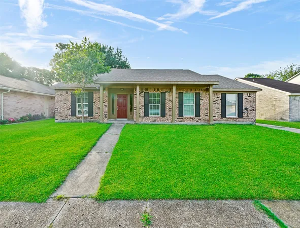 $2,095 | 817 Willow Creek Drive, La Porte, TX 77571