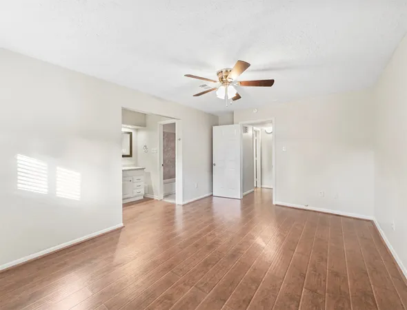 $2,095 | 817 Willow Creek Drive, La Porte, TX 77571