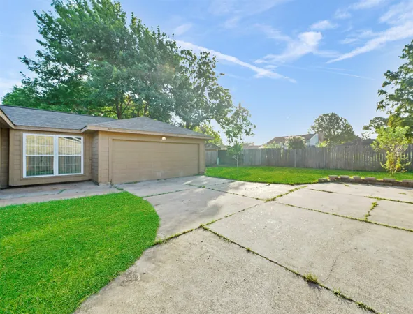 $2,095 | 817 Willow Creek Drive, La Porte, TX 77571