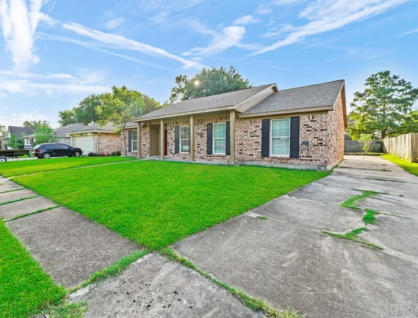 $2,095 | 817 Willow Creek Drive, La Porte, TX 77571