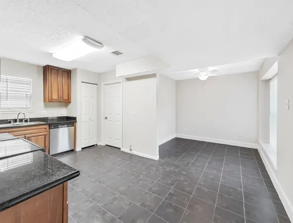 $2,095 | 817 Willow Creek Drive, La Porte, TX 77571